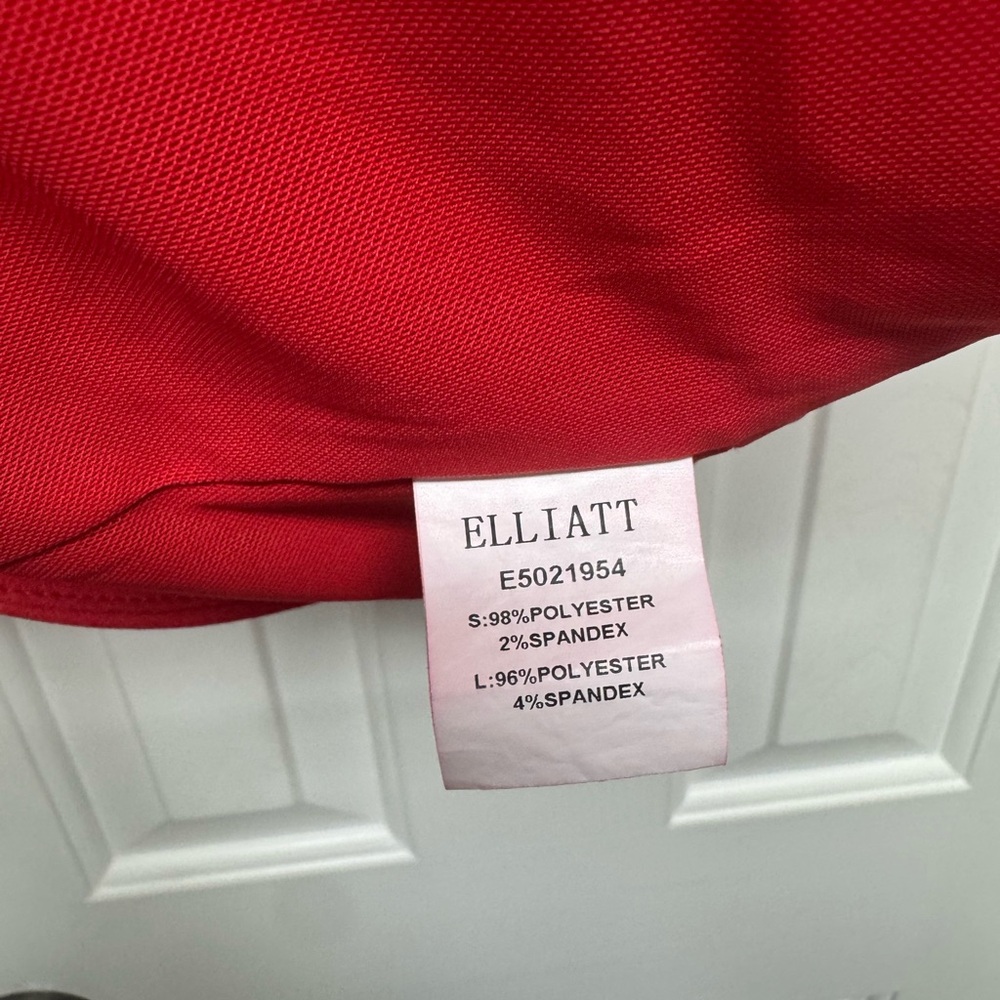 Elliatt Red Puff Sleeve Crop Top - Picture 11 of 11
